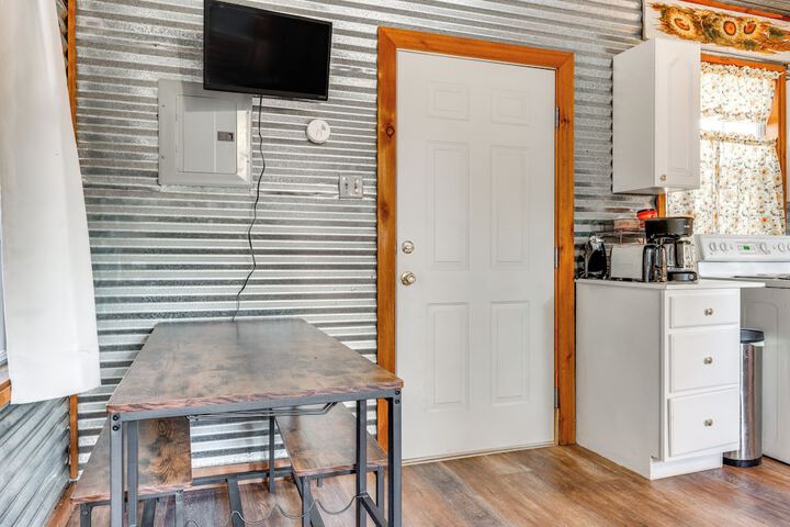 Cozy Couples Cottage w / View Near Canyon Lake!