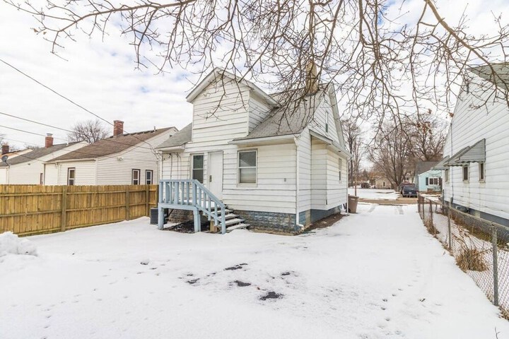 Automaniac Spot in the Heart of Pontiac 3 Beds 2 Baths