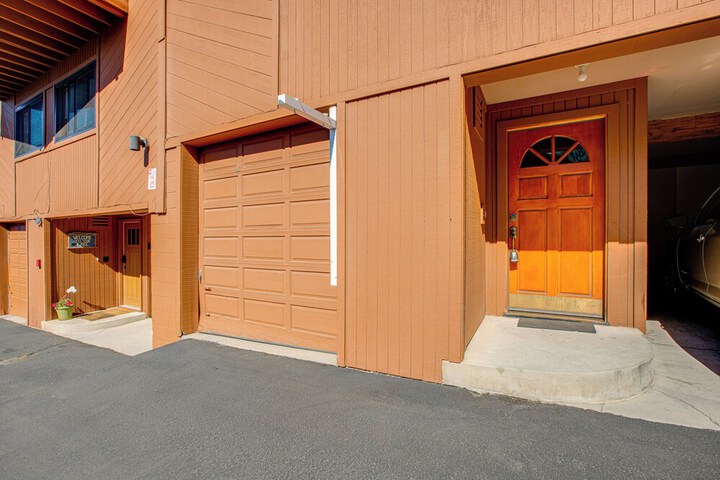 1 Mi to Diamond Peak: Townhome w / Lake Views