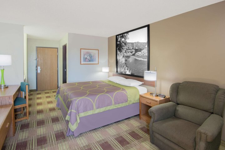 Room 10 of 18