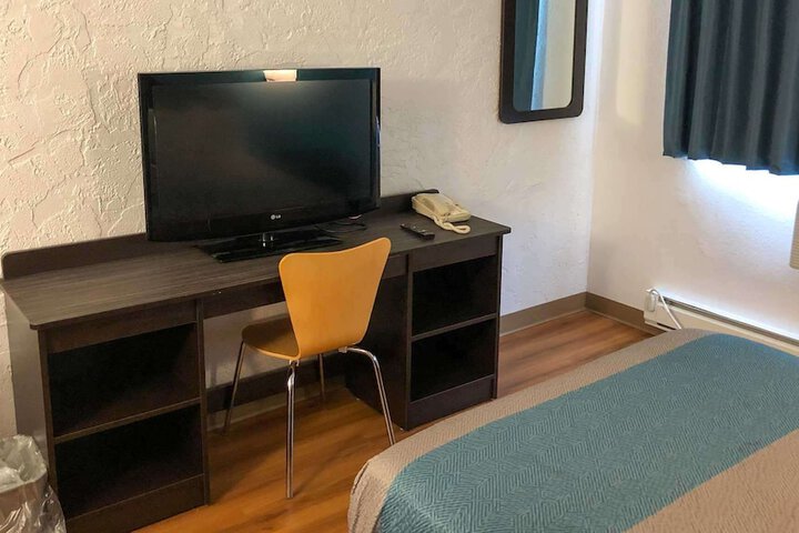 Room 10 of 29