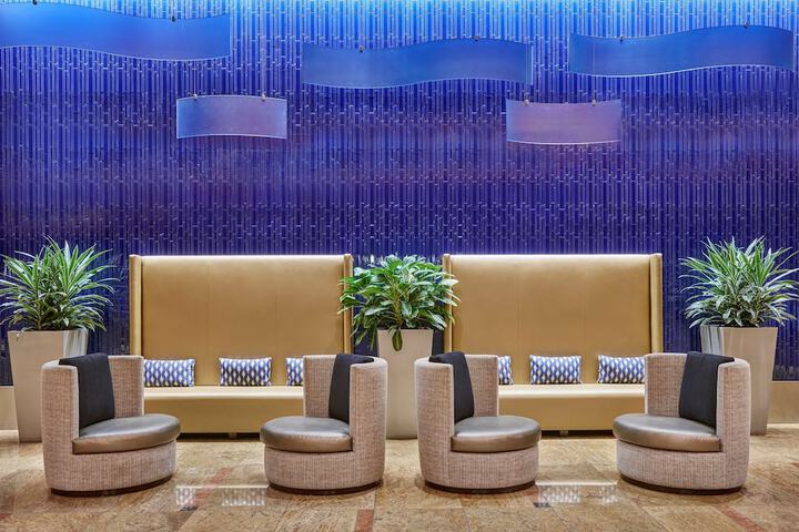 Lounge 76 of 87