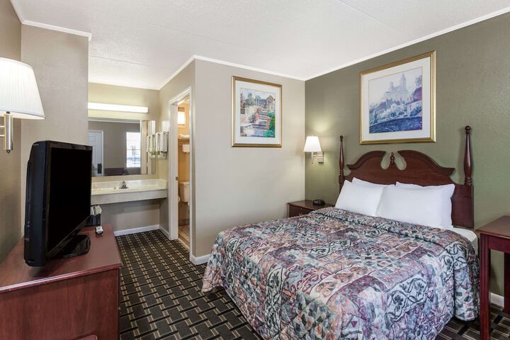 Days Inn by Wyndham Lenoir City
