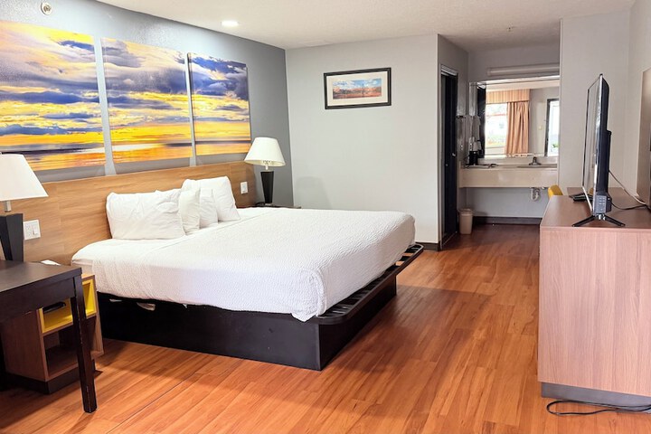Days Inn & Suites by Wyndham Winnie