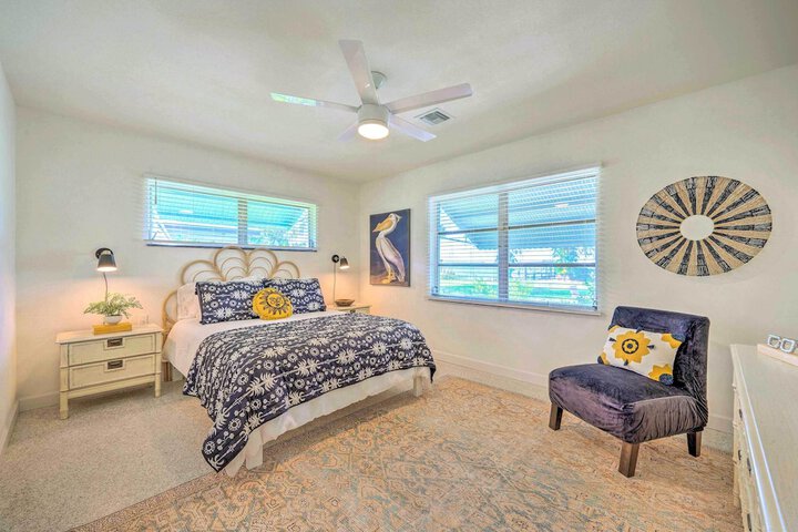 Waterfront Lake Dora Escape w / Private Dock & Slip