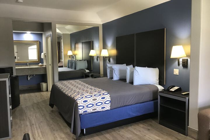 Room 17 of 33