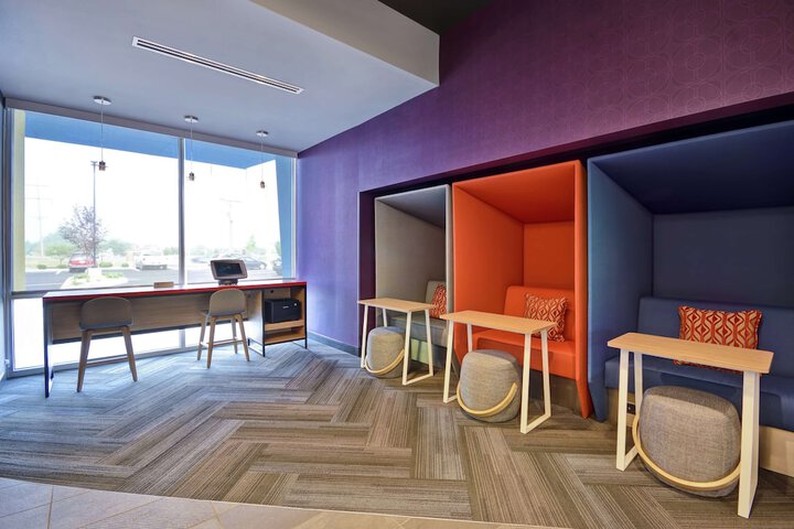 Business Center 33 of 35