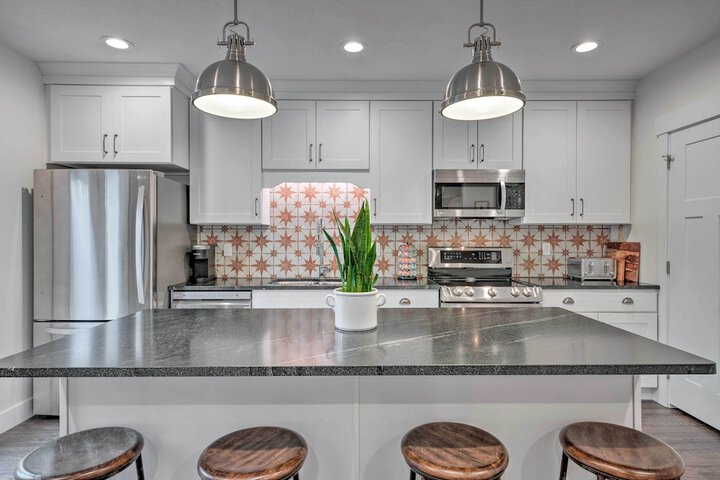 Vibrant Chic Home 20 Mi to Salt Lake City!