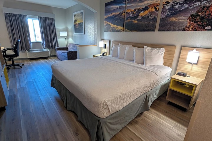 Days Inn & Suites by Wyndham Castle Rock