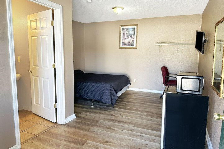 Room 33 of 51
