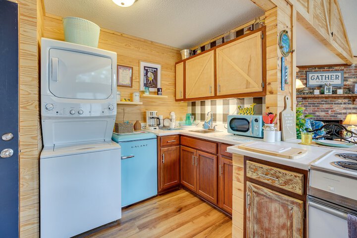Oak Island Vacation Rental w / Decks Walk to Beach