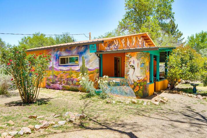 Vibrant Casa Paloma w / Patio - Near Vineyards!