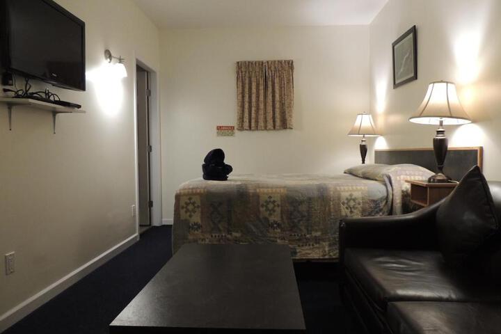 100 Mile Motel & RV Park
