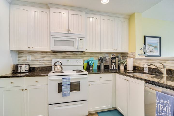 Waterfront Condo w / Water Park Walk to the Beach!
