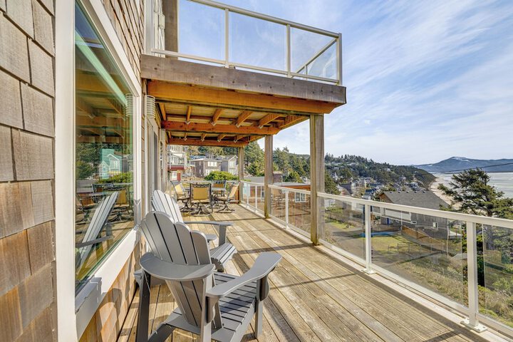 Oceanside Escape w / Stunning Views: Walk to Beach!