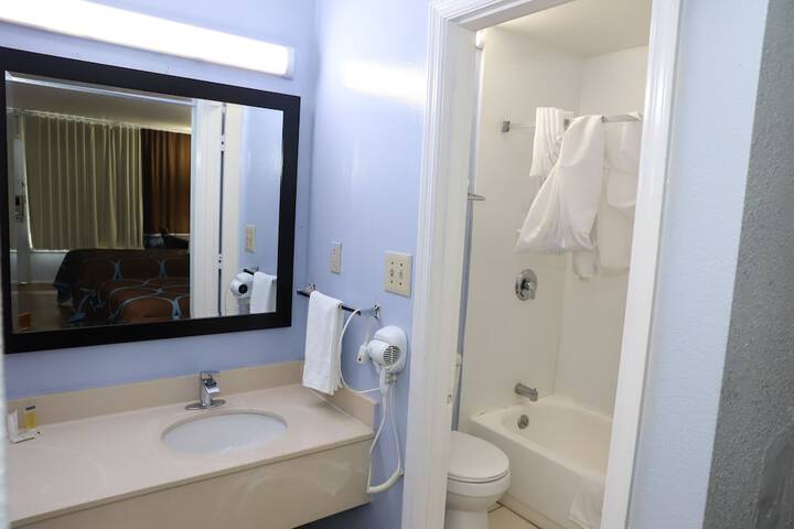 Room 4 of 8