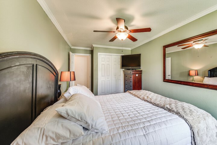 Luxe Lakefront Portsmouth Home: Fish Swim & Play!