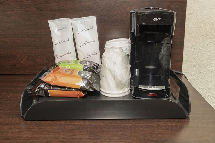 Econo Lodge Inn & Suites