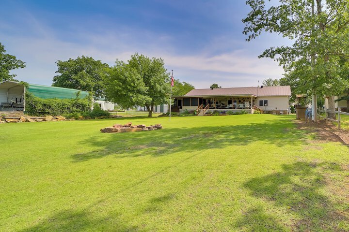 Cozy Lake Eufaula Hideaway w / Fire Pit & Hot Tub!