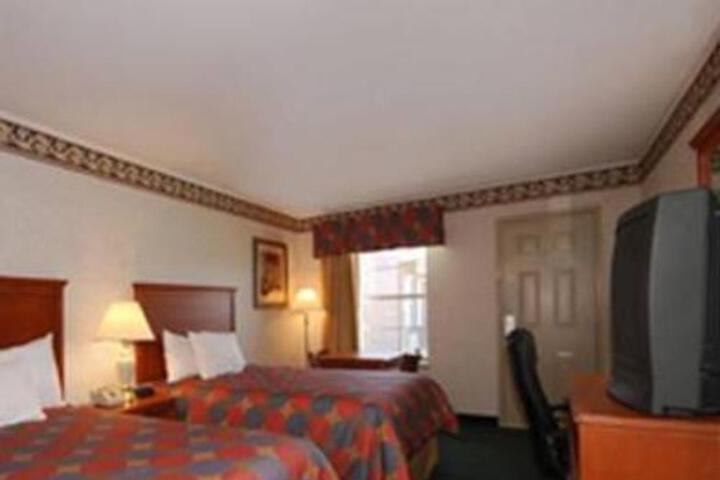 Super 8 by Wyndham Cave City