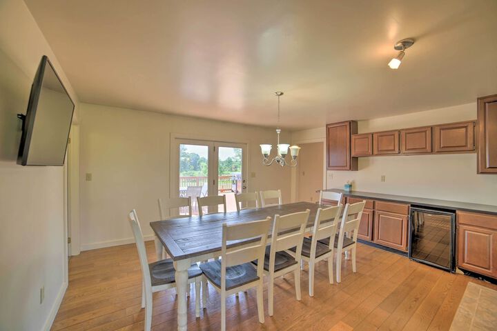 Near Boat Launch: Pet-friendly Grass Lake Getaway