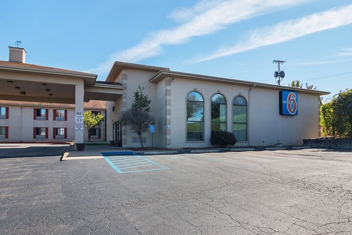 Motel 6 Hannibal MO