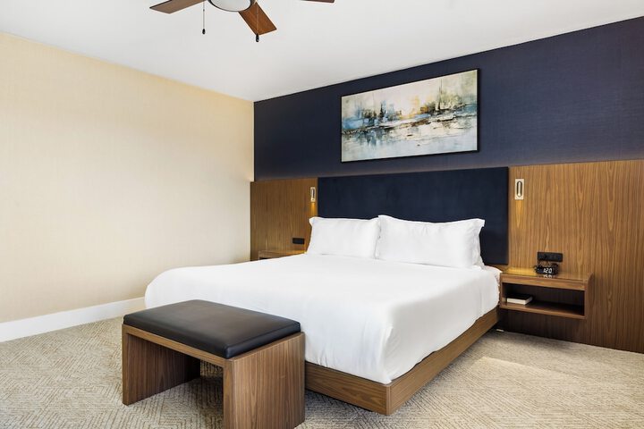 456 Embarcadero Inn & Suites