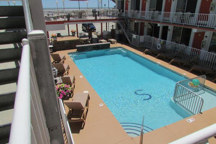 Pool 9 of 23