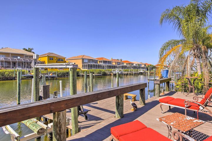 Tropical Apollo Beach House w / Pool & Dock!
