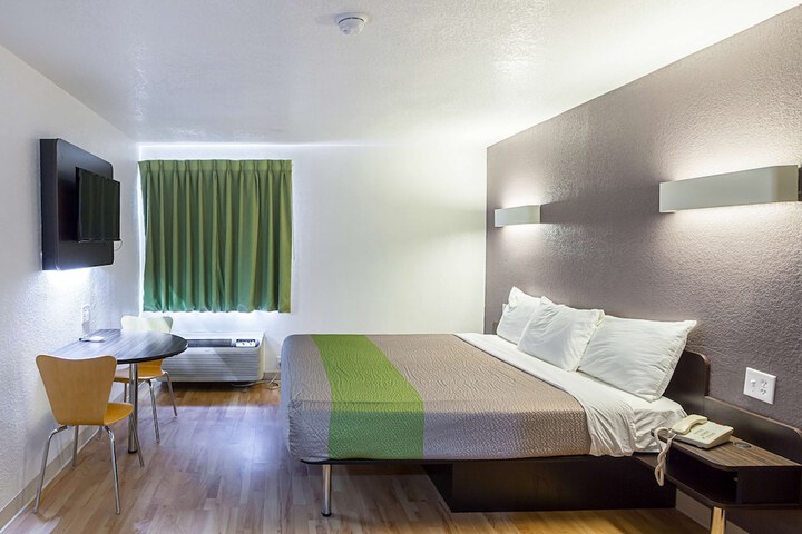 Room 11 of 30