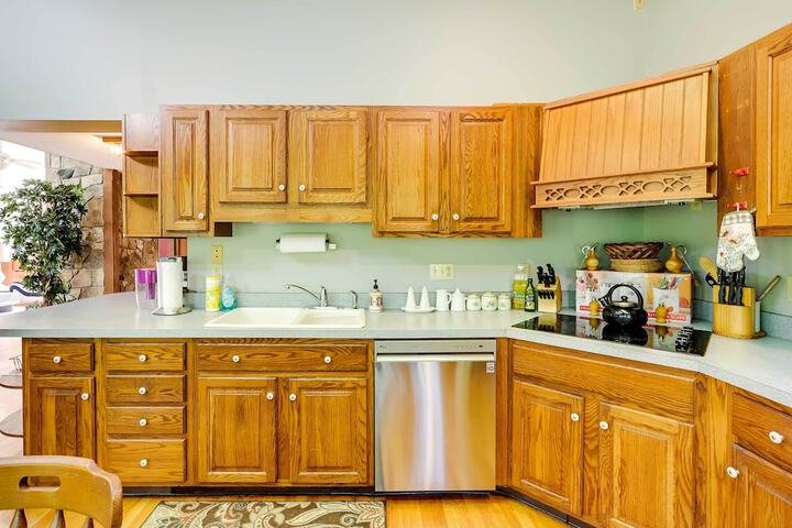 Spacious Woodbury Home w / Pool + Hot Tub!
