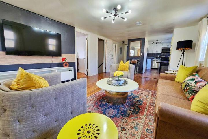 Chic Spacious Apt Near Attractions / Food/EWR/NYC