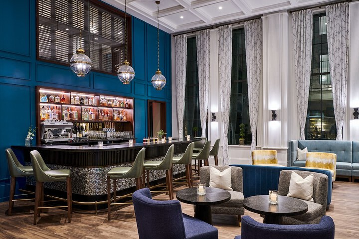 Lounge 21 of 32