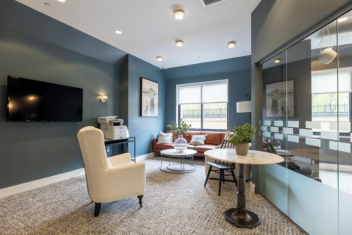 Lounge 17 of 19
