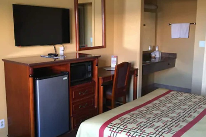 Room 10 of 17