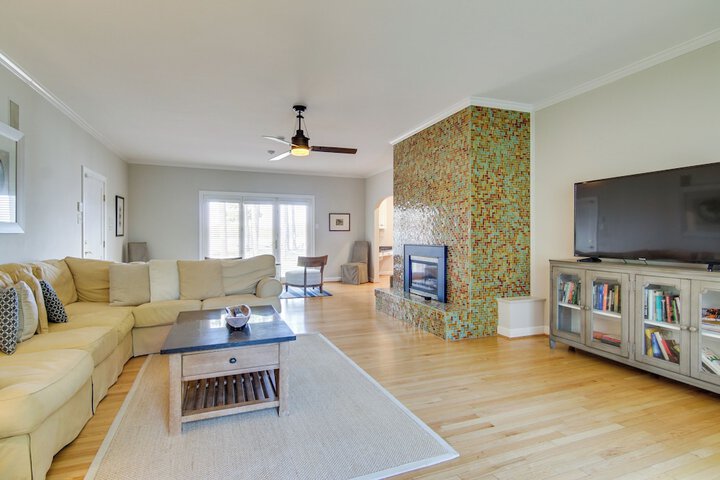 Waterfront Cambridge Gem w / Hot Tub Pool & Dock!