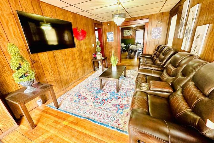 5 bedroom House King Beds 1 Bath 20 Min to Falls