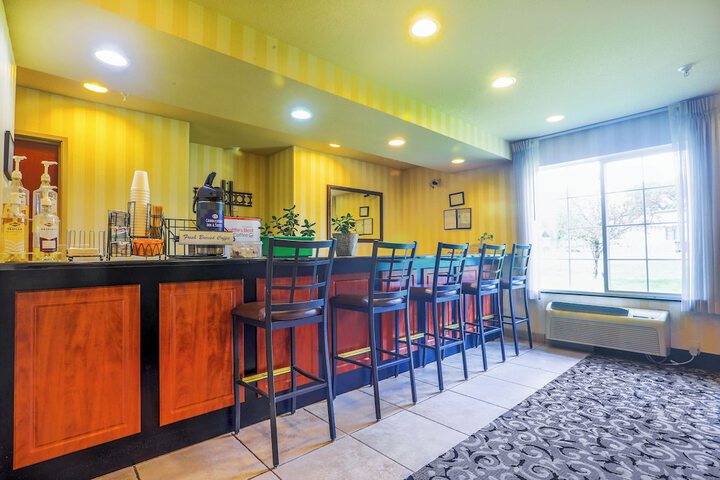 Evansville Inn & Suites by OYO