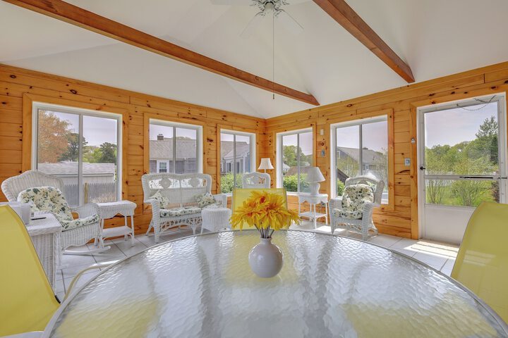 1 Mi to Beach: Quiet West Dennis Escape w / Sunroom