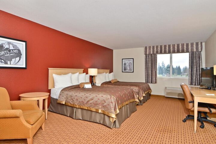Clackamas Inn & Suites