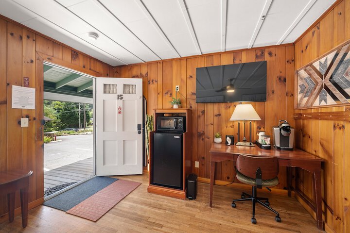 CedarWood Inn