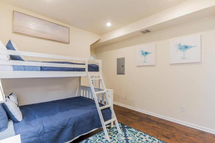 2 Blocks from Beach-Sleeps 16
