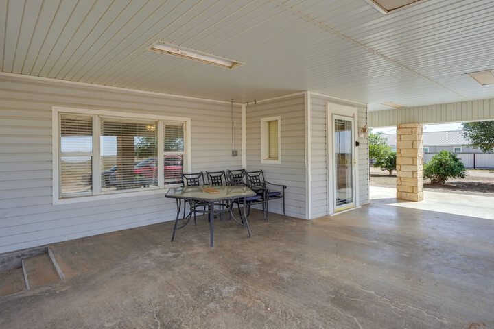 Lamesa Vacation Rental w / Covered Patio & Fire Pit