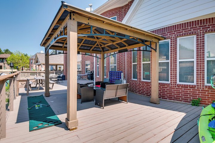 Beautiful Montgomery Home w / Lakefront Deck!