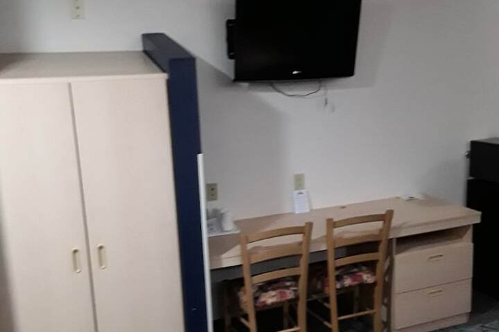 Days Inn & Suites by Wyndham Hutchinson