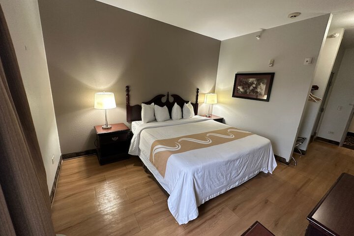 Econo Lodge Inn & Suites