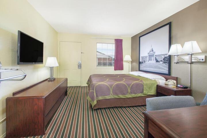 Room 8 of 10