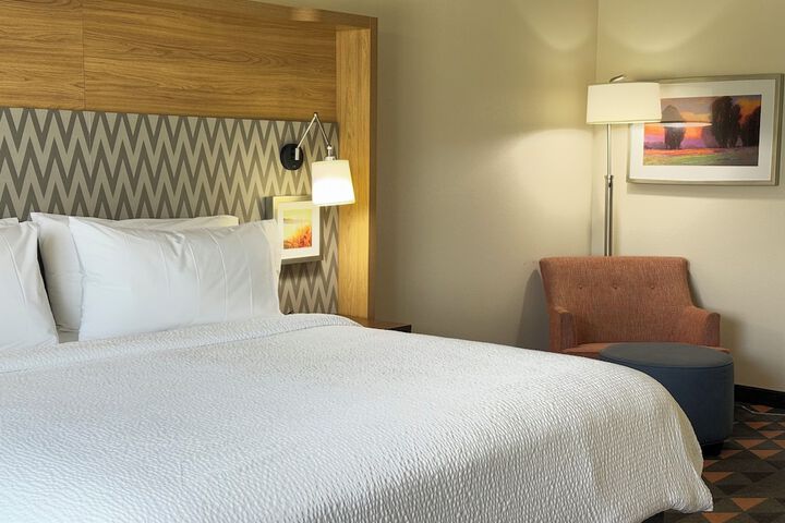 Holiday Inn & Suites Fayetteville W-Fort Bragg Area by IHG