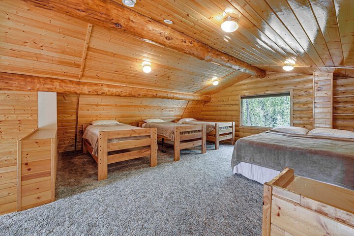 Roomy Log Cabin w / Hot Tub Walk to Kenai River!