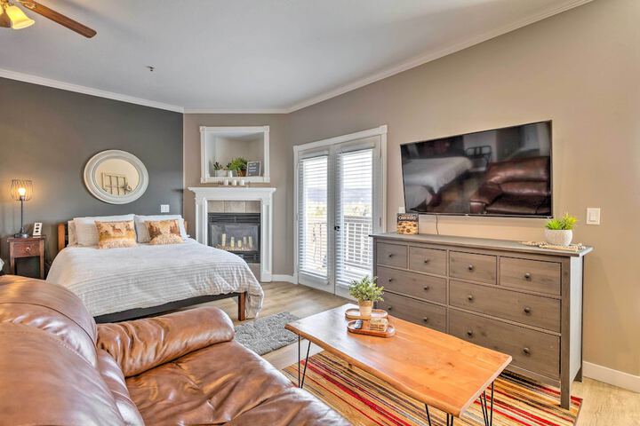 Large Cozy Midway Studio w / Mountain Views!